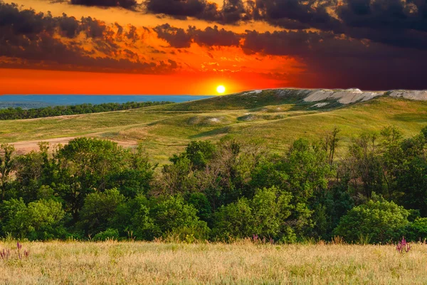 Krajina horské slunce obloha zelený Les přírodě hill pohled summ — Stock fotografie