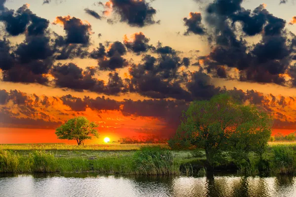 Zonsondergang rivier hemel zomer boom landschap aard bos reflectie — Stockfoto