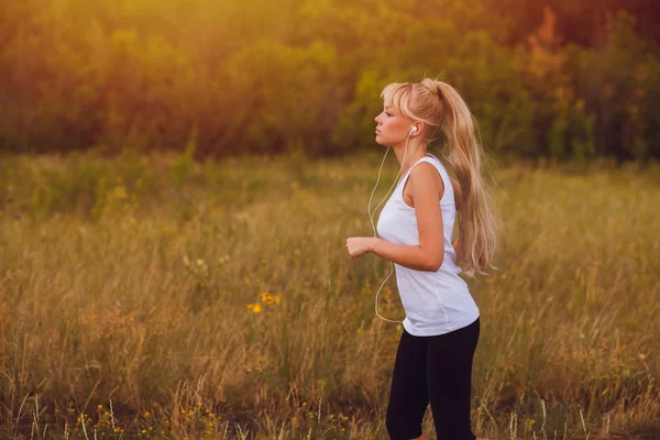 Kadın genç doğa akşam kız yaz egzersiz fitness lifestyl — Stok fotoğraf