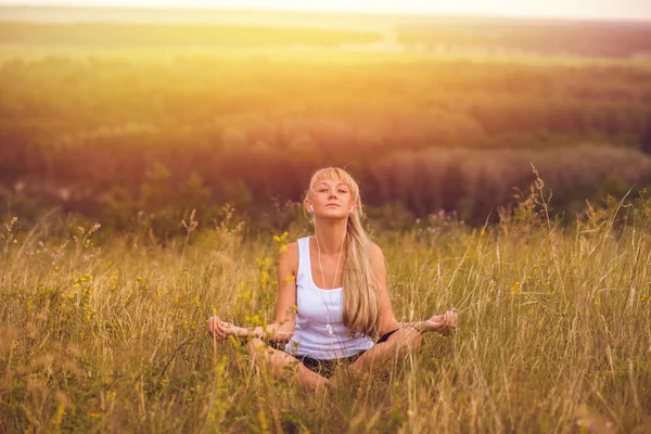 Yoga ragazza meditazione donna corpo femminile loto giovane relax egli — Foto Stock