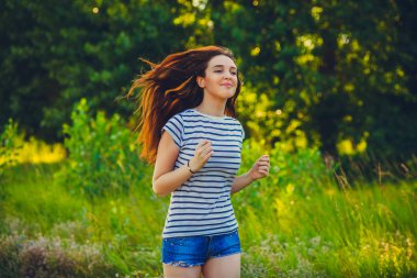 esmer çizgili tişört runner kadın açık havada, pr çalışan genç