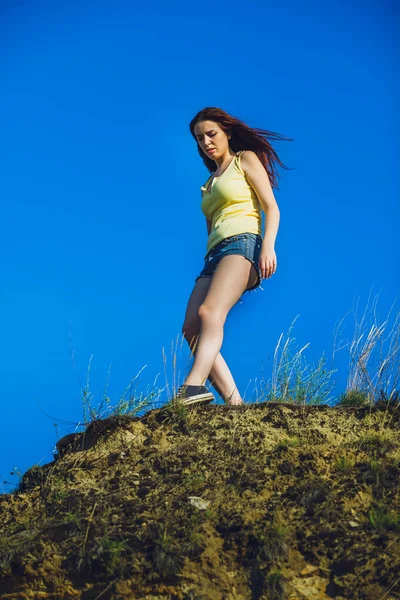 Acrofobia punk woman hippie suicide tall stands on top of a roc — Fotografia de Stock