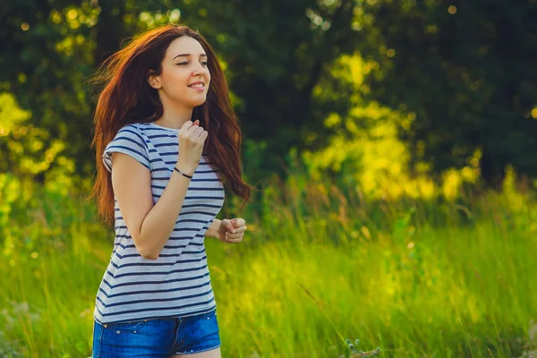 Brunette runner woman young running outdoors, lifestyle prospect — Stock Photo, Image