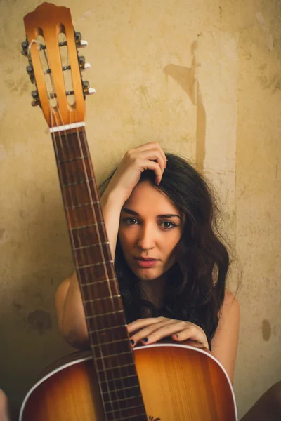 Όμορφη νεαρή ενήλικη γυναίκα γυμνό κατέχουν μια τέχνη ακουστική κιθάρα — Φωτογραφία Αρχείου