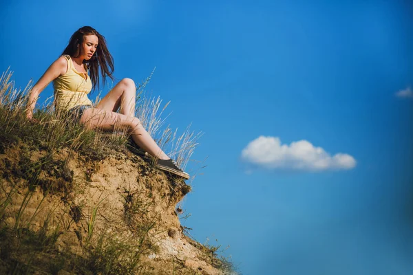 Suicidio acrofobia punk, hippie donna alta si erge su un ro — Foto Stock