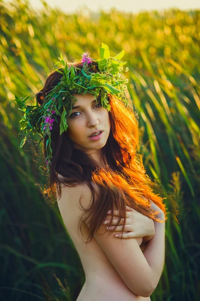 Nude portrait of a beautiful young woman wreath on his head, sun — Stock Photo, Image