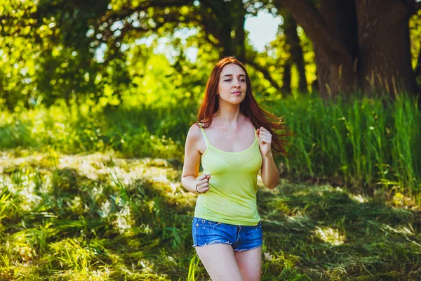 Morena mujer joven corredor corriendo al aire libre, perspectiva saludable l —  Fotos de Stock