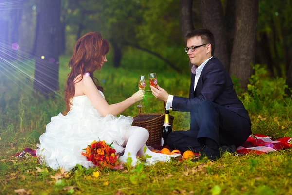 Russia newlyweds couple bride, and groom sitting on green grass, — Stock Photo, Image