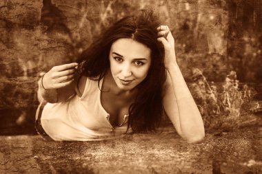 esmer hippi kadını kot şort ve yeşil gömlek arıyorsunuz