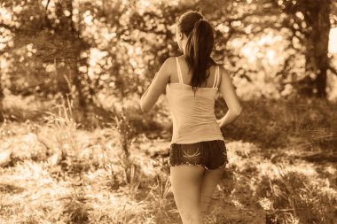 esmer kadın genç atlet geri görüntülemek açık havada, umudu