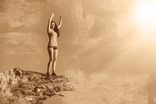 Akrofobi uzun boylu kadın kaya uçurum kenarı standları ve — Stok fotoğraf
