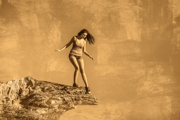 akrofobi kadın uzun boylu kaya uçurum kenarı standları ve