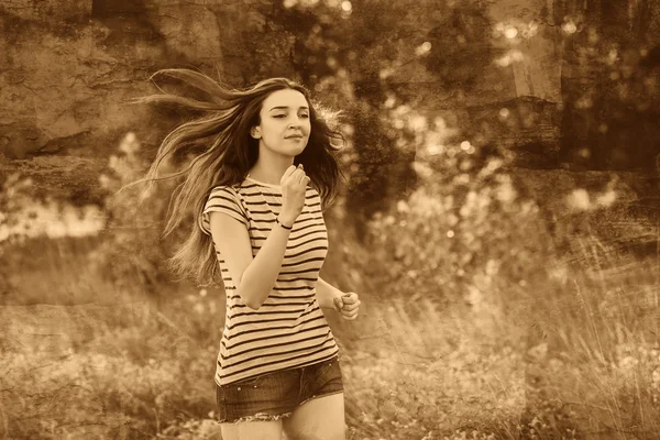 Brunette striped runner woman t-shirt young running outdoors, pr — Stock Photo, Image