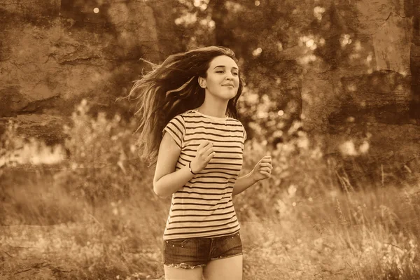 Μελαχρινή ριγέ μπλούζα δρομέας γυναίκα νεαρός τρέχει σε εξωτερικούς χώρους, pr — Φωτογραφία Αρχείου