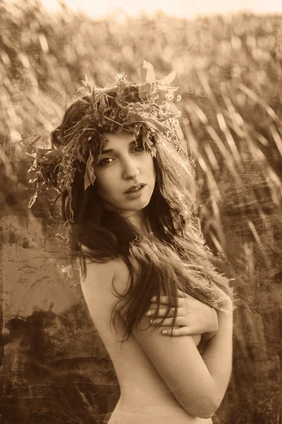 Nude portrait of a beautiful young woman wreath on his head, sun — Stock Photo, Image