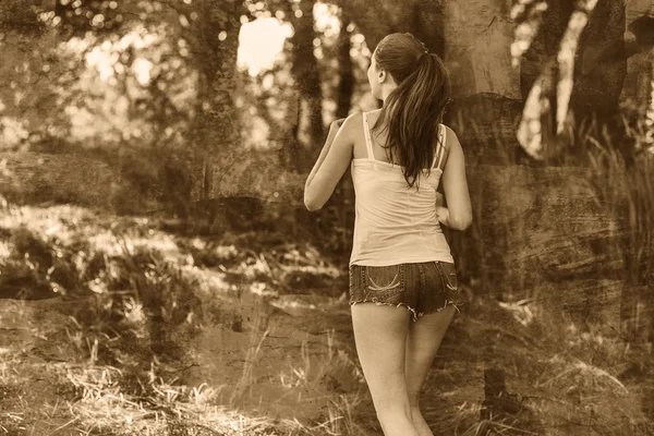 Žena mladá bruneta běžec běží zpět Prohlédni venku, vyhlídky — Stock fotografie