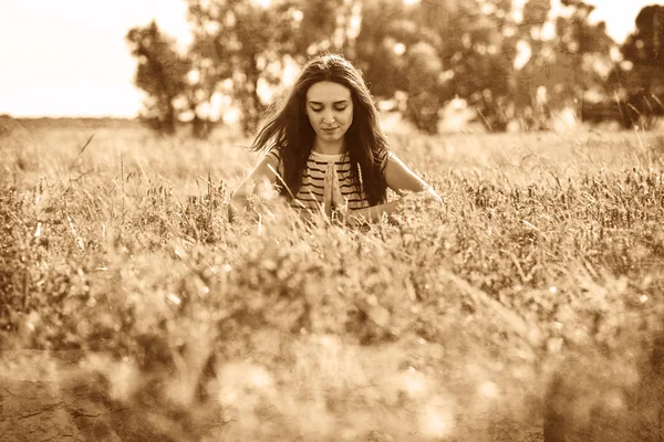 Junge gesunde Frau sitzt in Lotusposition, Lebensstil — Stockfoto