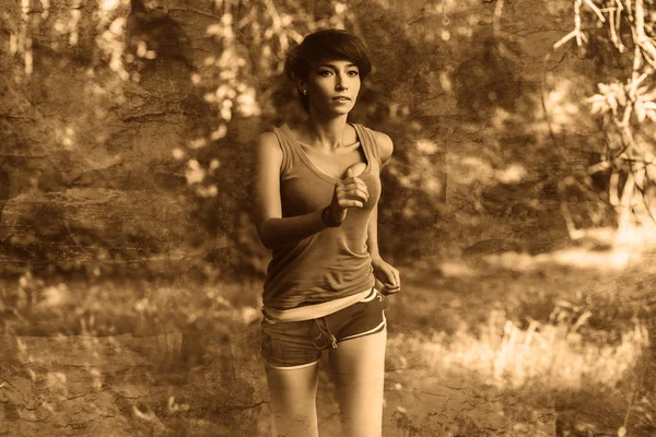 Υγιή όμορφη μελαχρινή νεαρή γυναίκα αθλητής τρέχει σε εξωτερικούς χώρους, — Φωτογραφία Αρχείου