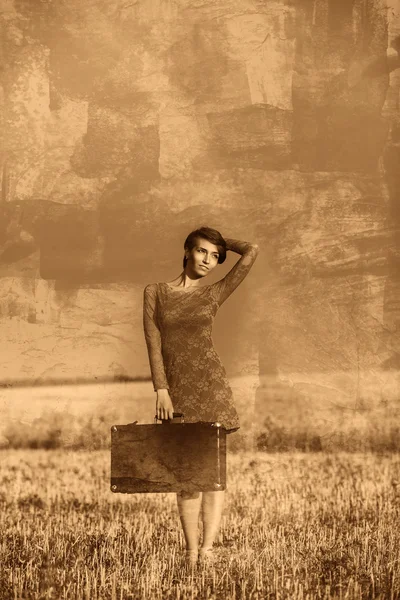 Güzel bir genç kadın pembe elbiseli tutarak retro çanta — Stok fotoğraf