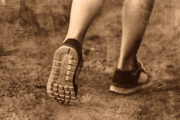 Sportowe buty duże kobiece nogi bieganie, ćwiczenia i chodzenie, f — Zdjęcie stockowe