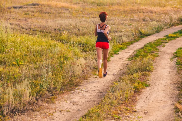 Camino hermosa morena sana joven atleta corriendo outd — Foto de Stock