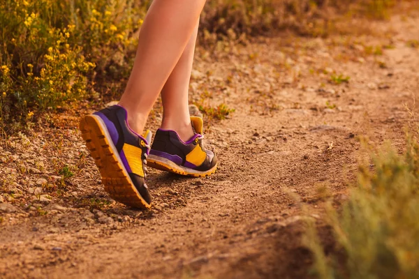 Spor ayakkabısı, kadın. Koşan, egzersiz yapan ve yürüyen büyük bacaklar. — Stok fotoğraf