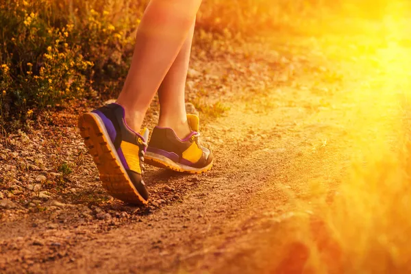 Esportes uma mulher sapatos grandes pernas correndo, exercitando e caminhando — Fotografia de Stock