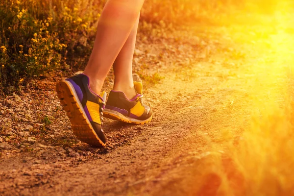 Sportovní obuv samice velké nohy běh, cvičení a chůze — Stock fotografie