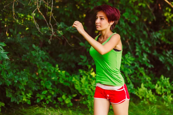 Mooie gezonde loopt jonge brunette vrouw een atleet uitgevoerd ou — Stockfoto