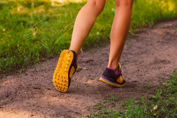 Sportschuhe weiblich große Beine laufen, trainieren und gehen — Stockfoto