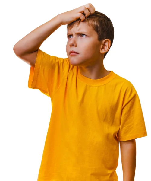 Menino criança adolescente loira em camisa amarela coçando sua cabeça lookin — Fotografia de Stock