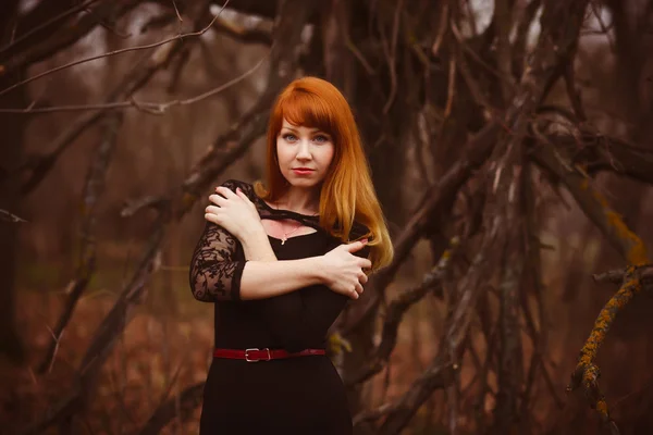 Femme rousse à la fourche foncée d'automne — Photo