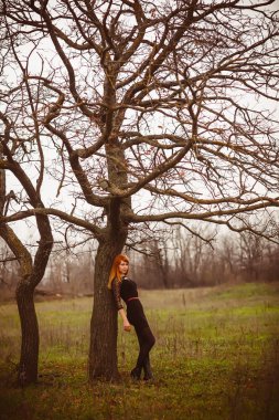 siyah kadın Kızıl saçlı model kızın suratına kuru sonbahar elbise