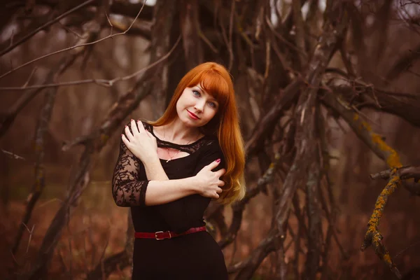 Mulher de cabelos vermelhos modelo menina vestido preto outono escuro — Fotografia de Stock