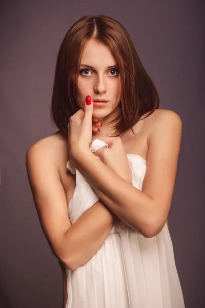Jonge vrouw naakt brunette meisje is covere — Stockfoto