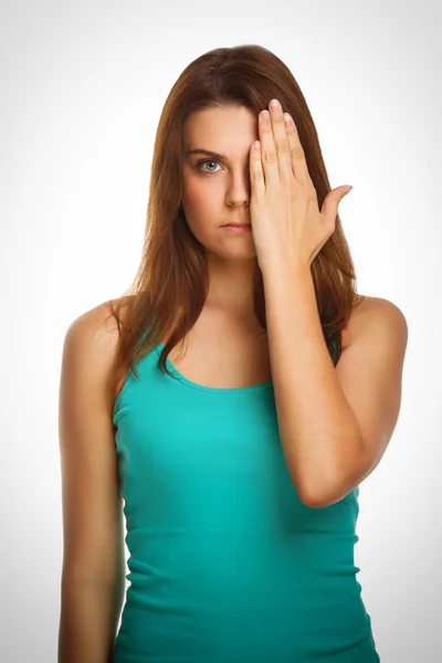 Nainen brunette tyttö peitti kasvonsa puoli kättä — kuvapankkivalokuva