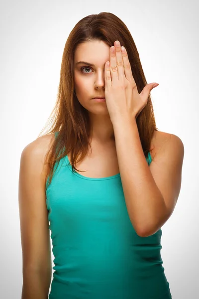 Vrouw brunette meisje vallen haar gezicht helft hand — Stockfoto