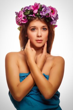 güzel bir kadın yüzüne yakın çekim baş güzellik, çelenk flowe model