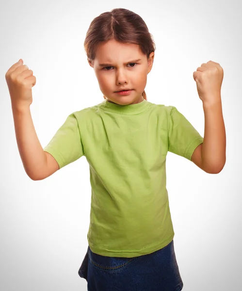 Niño enojado chica malvada muestra puños experimentando ira emociones — Foto de Stock