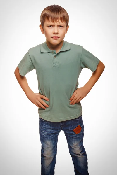 怒っている 10 代 10 代の少年の渋面感情に不満を抱いてください。 — ストック写真