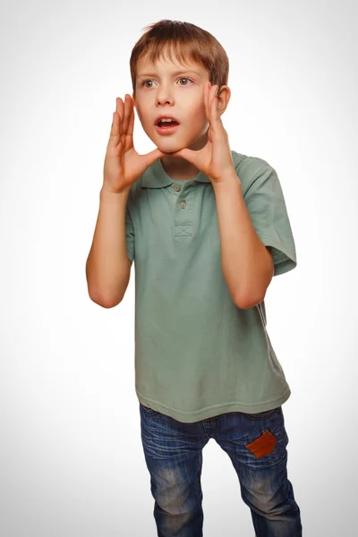 Ragazzo adolescente emozioni grida chiamando aperto la bocca emozione — Foto Stock