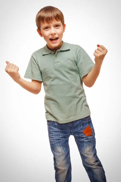 Adolescente excitado adolescente feliz chico muestra su mano así puños espalda — Foto de Stock