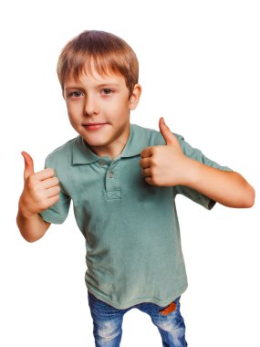 başparmak tutarak mavi gömlekli sarışın erkek çocuk