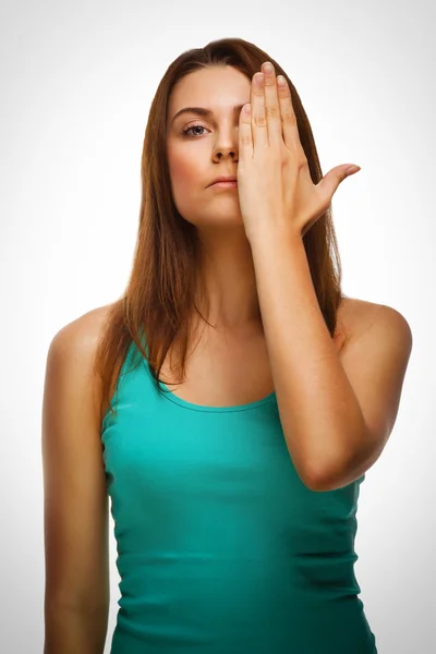 Brunette vrouw meisje vallen haar gezicht helft hand — Stockfoto