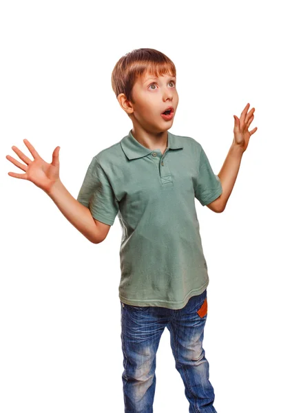 Nastolatek chłopak podniósł ręce maleństwo zaskoczony na białym tle — Zdjęcie stockowe