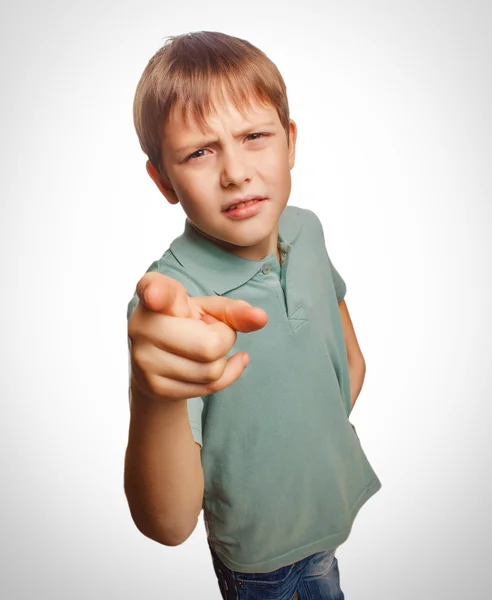 Wütender Junge zeigt mit dem Finger auf die Leinwand — Stockfoto