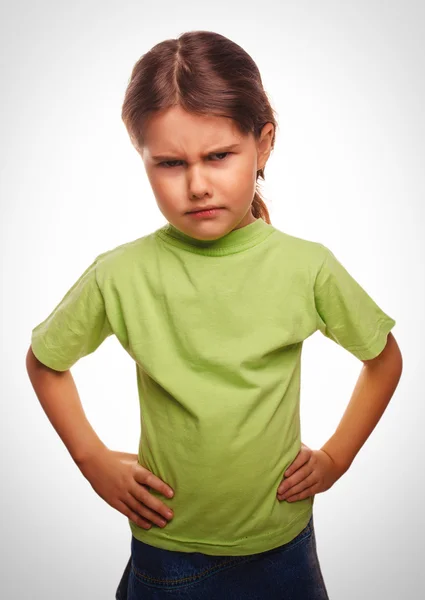 Gadis jahat yang marah menunjukkan kepalan tangan yang mengalami emosi kemarahan — Stok Foto