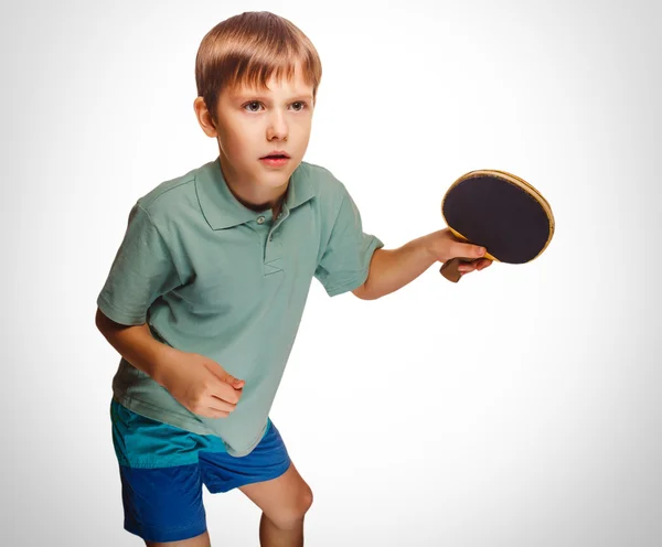 Chico rubio hombre jugando tenis de mesa de antemano toma topspin emoción —  Fotos de Stock