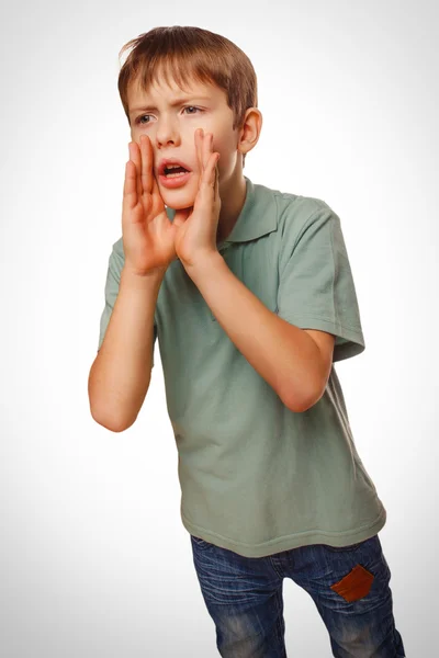 Menino chora adolescente chamando abriu sua boca emoção — Fotografia de Stock