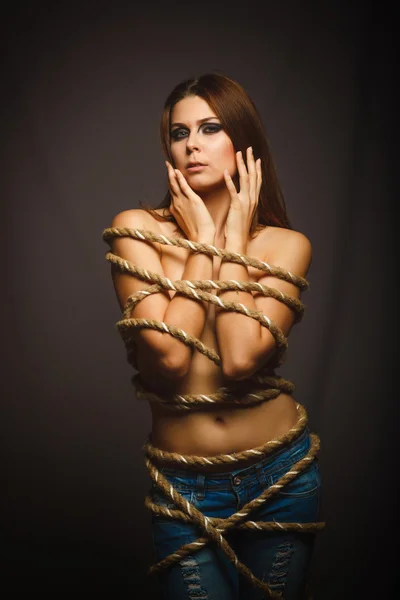 Meisje vrouw met touw gevangene grijze achtergrond — Stockfoto